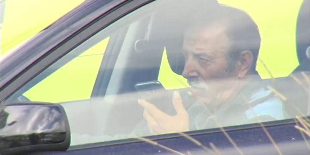 Las reformas del carné de conducir que propone la DGT: quitar más puntos por usar el móvil y por no llevar cinturón o casco