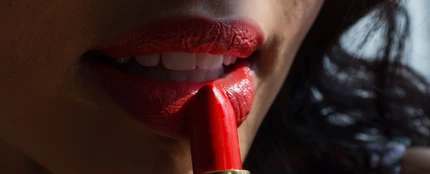 Mujer aplicándose pintalabios Mujer aplicándose pintalabios