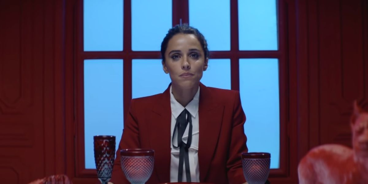 Macarena García en el videoclip de 'Hoy la Bestia Cena en Casa'