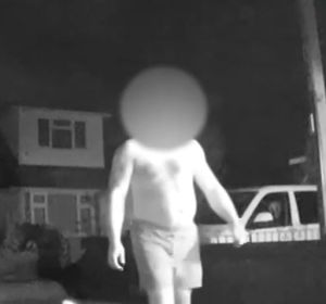 Las perturbadoras imágenes con las que una madre descubre que un hombre semidesnudo espía su casa durante la noche Las perturbadoras imágenes con las que una madre descubre que un hombre semidesnudo espía su casa durante la noche