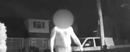 Las perturbadoras imágenes con las que una madre descubre que un hombre semidesnudo espía su casa durante la noche Las perturbadoras imágenes con las que una madre descubre que un hombre semidesnudo espía su casa durante la noche