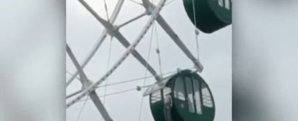 Un niño se queda colgando por el cuello de una noria a 130 metros de altura en China