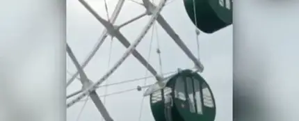 Un niño se queda colgando por el cuello de una noria a 130 metros de altura en China Un niño se queda colgando por el cuello de una noria a 130 metros de altura en China