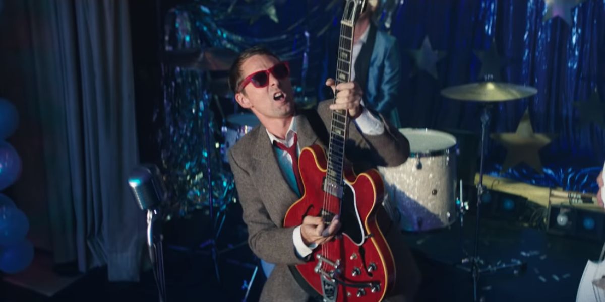 Muse en el videoclip de 'Pressure'