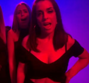 Vega, Lorena Gómez, Sonia Gómez y Ruth Lorenzo en el videoclip 'Caza de pañuelos' de Rayden Vega, Lorena Gómez, Sonia Gómez y Ruth Lorenzo en el videoclip 'Caza de pañuelos' de Rayden