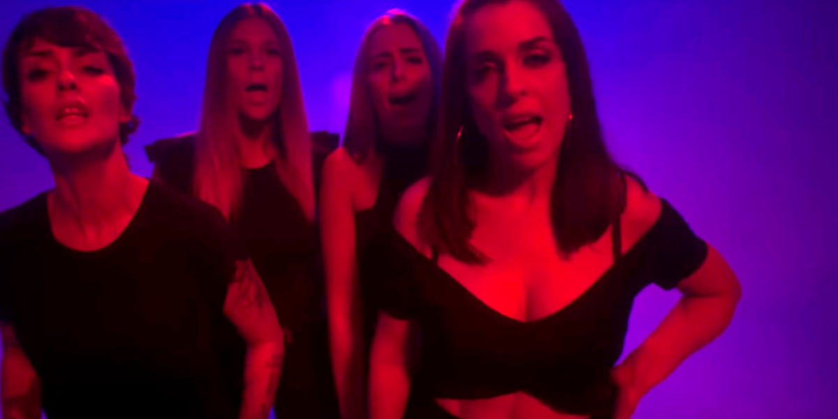 Vega, Lorena Gómez, Sonia Gómez y Ruth Lorenzo en el videoclip 'Caza de pañuelos' de Rayden