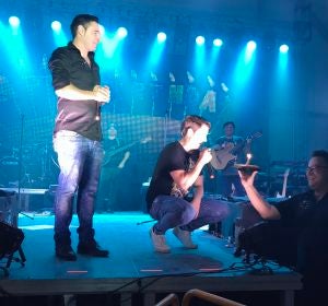 Andy y Lucas durante el concierto que ofrecieron en Órgiva, en Granada Andy y Lucas durante el concierto que ofrecieron en Órgiva, en Granada