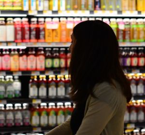 Lineal de bebidas en un supermercado Lineal de bebidas en un supermercado