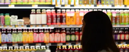 Lineal de bebidas en un supermercado Lineal de bebidas en un supermercado
