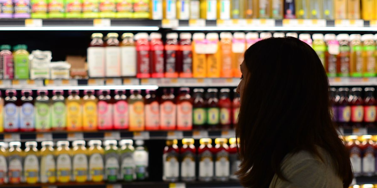 Lineal de bebidas en un supermercado