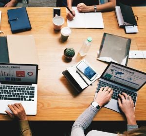Reunión de directivos en una oficina Reunión de directivos en una oficina