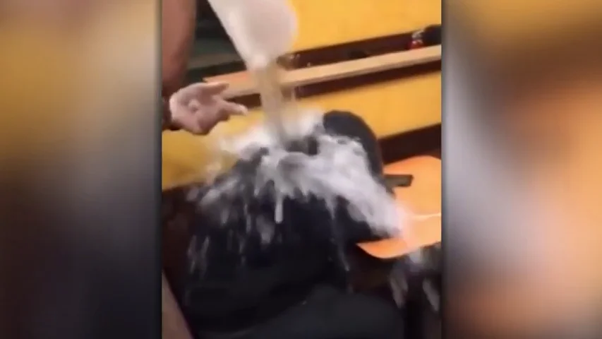 Despedido por humillar a un mendigo 