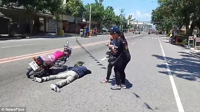 Un joven finge su propia muerte para pedirle matrimonio a su chica