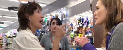 Dos mujeres discutiendo porque una no quiere que se hable español en EEUU Dos mujeres discutiendo porque una no quiere que se hable español en EEUU