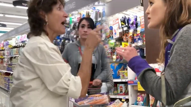 Dos mujeres discutiendo porque una no quiere que se hable español en EEUU Dos mujeres discutiendo porque una no quiere que se hable español en EEUU
