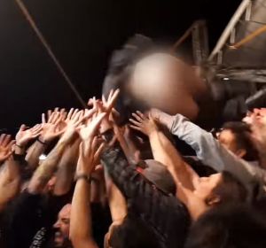 Un miembro de Tequila Baby salta hacia el público Un miembro de Tequila Baby salta hacia el público