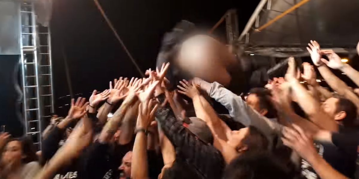 Un miembro de Tequila Baby salta hacia el público