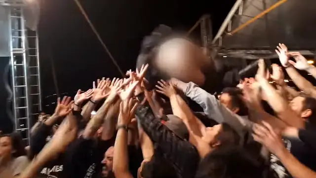 Un miembro de Tequila Baby salta hacia el público