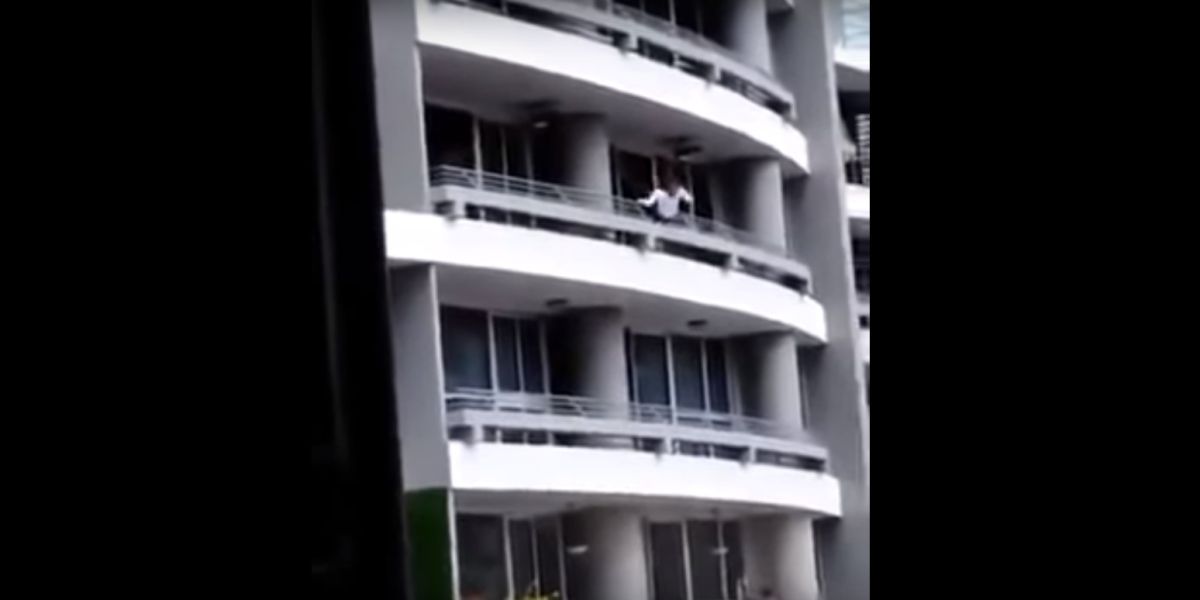 La mujer tras intentarse hacer un selfie