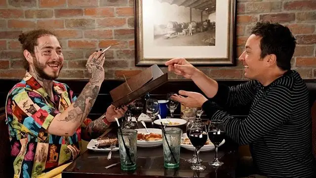 Post Malone y Jimmy Fallon cenan juntos