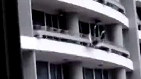 Imagen de la impactante caída de una mujer desde el piso 27 de un edificio cuando intentaba hacerse un selfie