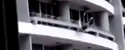 Imagen de la impactante caída de una mujer desde el piso 27 de un edificio cuando intentaba hacerse un selfie