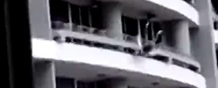Imagen de la impactante caída de una mujer desde el piso 27 de un edificio cuando intentaba hacerse un selfie Imagen de la impactante caída de una mujer desde el piso 27 de un edificio cuando intentaba hacerse un selfie