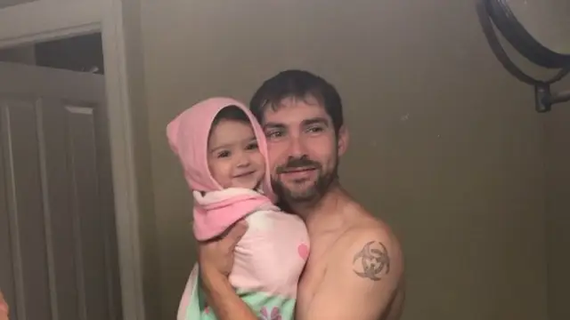 El adorable vídeo de un padre y su hija cantando Maroon 5