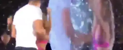 Un fan sube al escenario de un concierto de Shakira Un fan sube al escenario de un concierto de Shakira