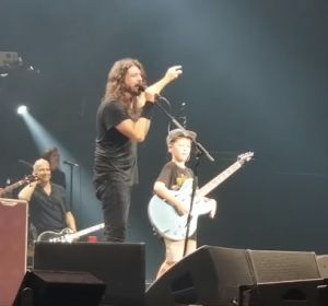 Dave Grohl junto a un joven fan de 10 años tocando 'Enter Sandman' de Metallica Dave Grohl junto a un joven fan de 10 años tocando 'Enter Sandman' de Metallica