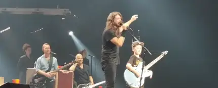 Dave Grohl junto a un joven fan de 10 años tocando 'Enter Sandman' de Metallica Dave Grohl junto a un joven fan de 10 años tocando 'Enter Sandman' de Metallica