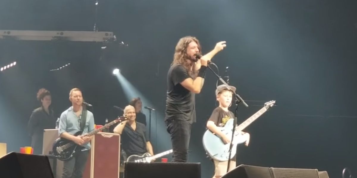 Dave Grohl junto a un joven fan de 10 años tocando 'Enter Sandman' de Metallica