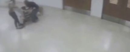 Graban a una profesora arrastrando por el pasillo a un niño con autismo y a su perro guía