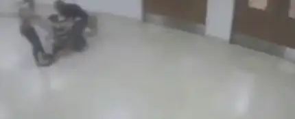 Graban a una profesora arrastrando por el pasillo a un niño con autismo y a su perro guía Graban a una profesora arrastrando por el pasillo a un niño con autismo y a su perro guía