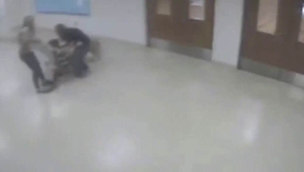 Graban a una profesora arrastrando por el pasillo a un niño con autismo y a su perro guía