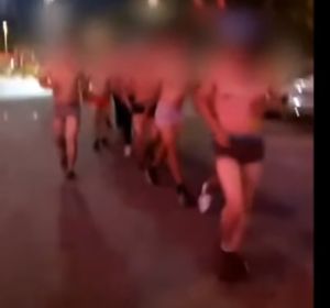 Trabajadores corriendo en calzoncillos como castigo Trabajadores corriendo en calzoncillos como castigo