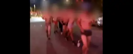 Trabajadores corriendo en calzoncillos como castigo Trabajadores corriendo en calzoncillos como castigo