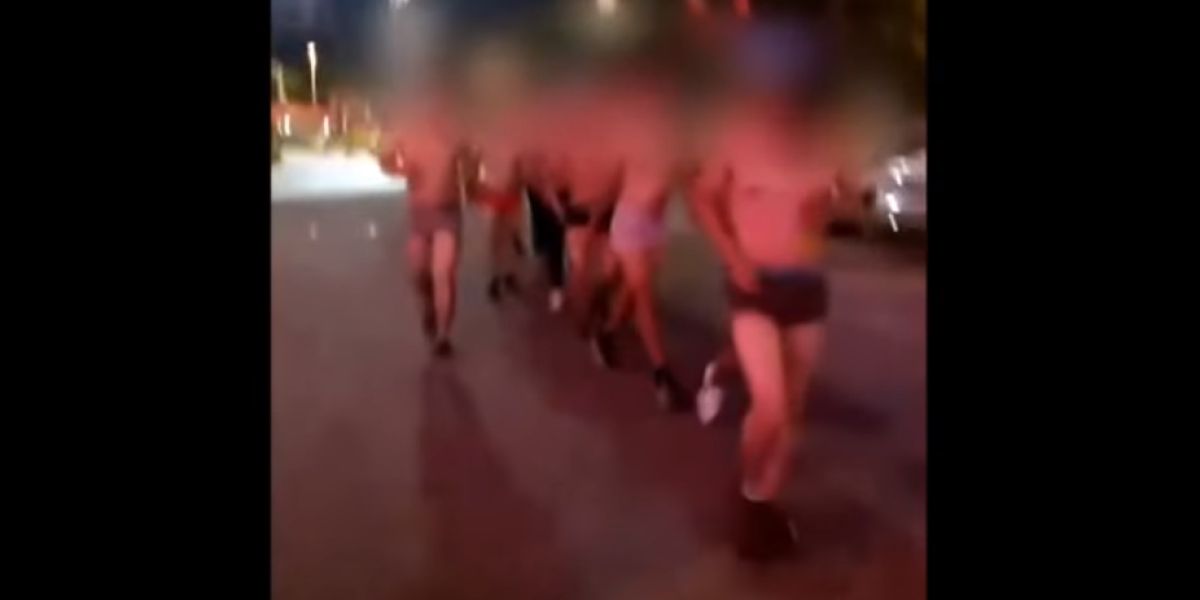 Trabajadores corriendo en calzoncillos como castigo