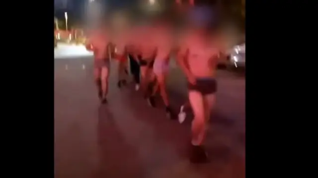 Trabajadores corriendo en calzoncillos como castigo
