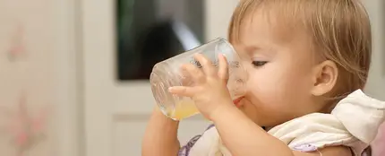 Bebé tomando zumo Bebé tomando zumo