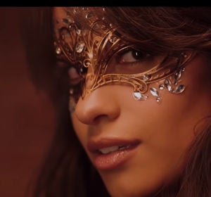 Camila Cabello en el videoclip de 'Beautiful' Camila Cabello en el videoclip de 'Beautiful'