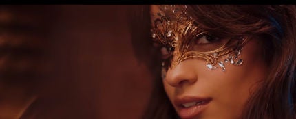 Camila Cabello en el videoclip de 'Beautiful'