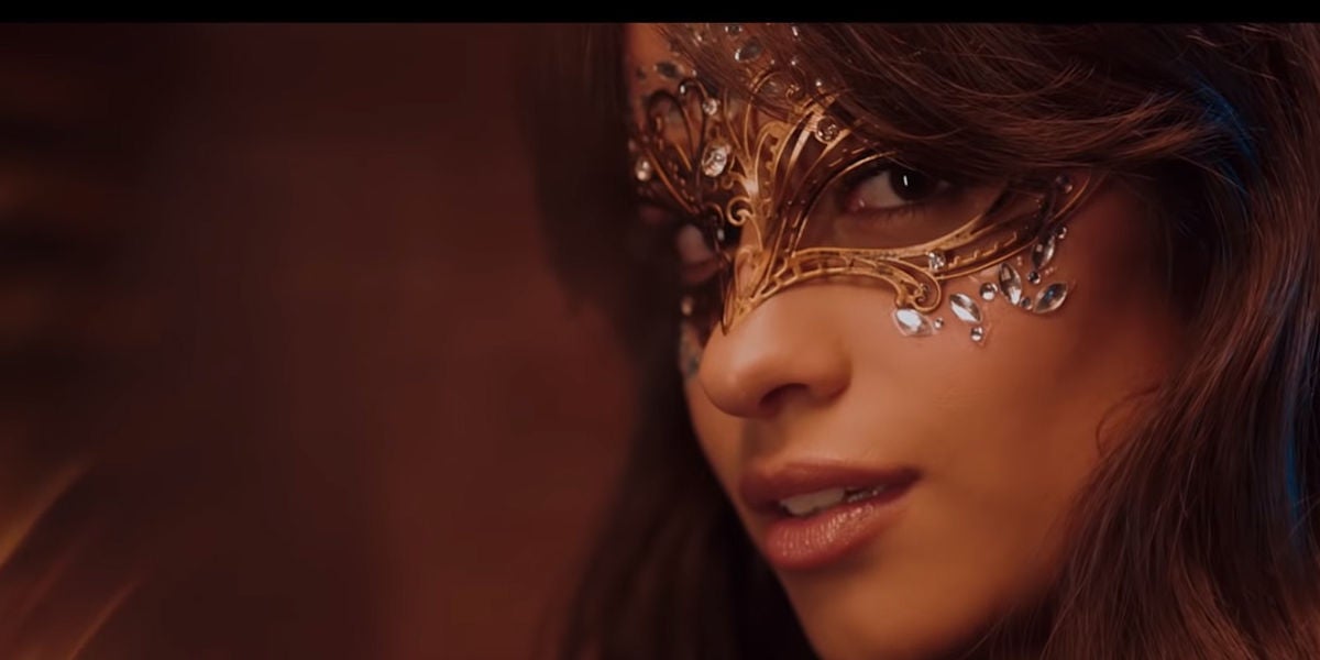 Camila Cabello en el videoclip de 'Beautiful'