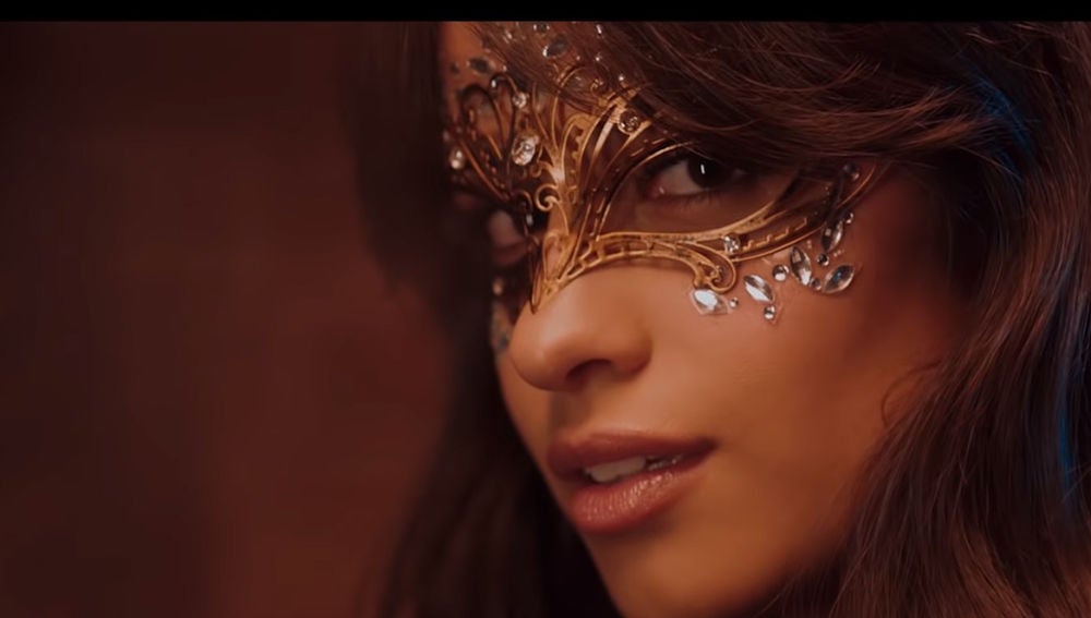 Camila Cabello en el videoclip de 'Beautiful'