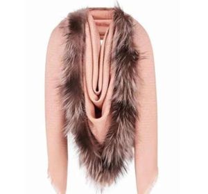 La nueva bufanda de Fendi con forma de vagina La nueva bufanda de Fendi con forma de vagina