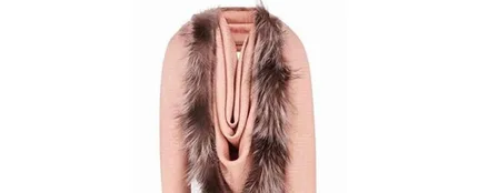 La nueva bufanda de Fendi con forma de vagina La nueva bufanda de Fendi con forma de vagina