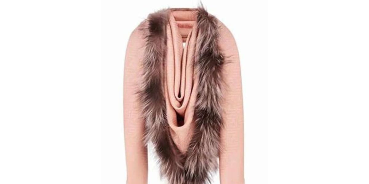 La nueva bufanda de Fendi con forma de vagina