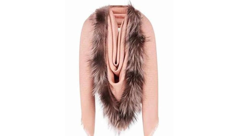 La nueva bufanda de Fendi con forma de vagina