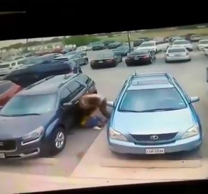Agresión de un hombre a una mujer en EEUU Agresión de un hombre a una mujer en EEUU