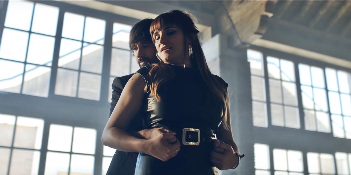 David Otero y Rozalén en el videoclip 'El Baile'